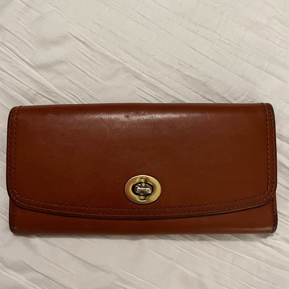 Rare gorgeous, Coach Envelope Park Pebbled Turnlock Wallet.